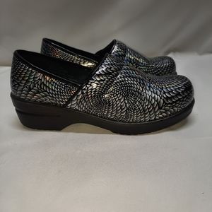 NWOT Savvy Blk Shimmer Rainbow scale Slip-Resistant Nursing Clogs Brandy Size 6